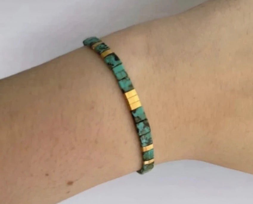 Bracelet Miyuki Tila Ajustable – Fil de Soie Doré & Perles Plaquées Or 24 Carats - Lagaleriepoetique