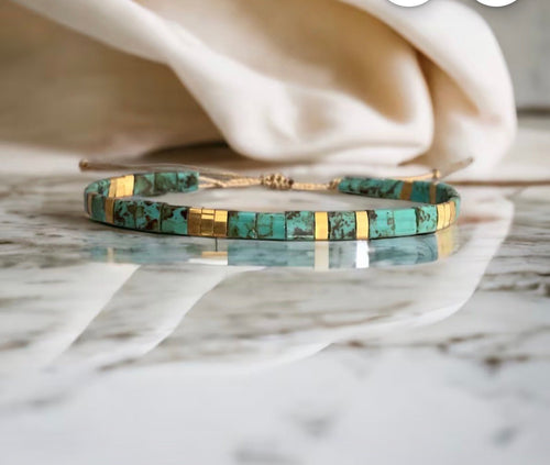 Bracelet Miyuki Tila Ajustable – Fil de Soie Doré & Perles Plaquées Or 24 Carats - Lagaleriepoetique