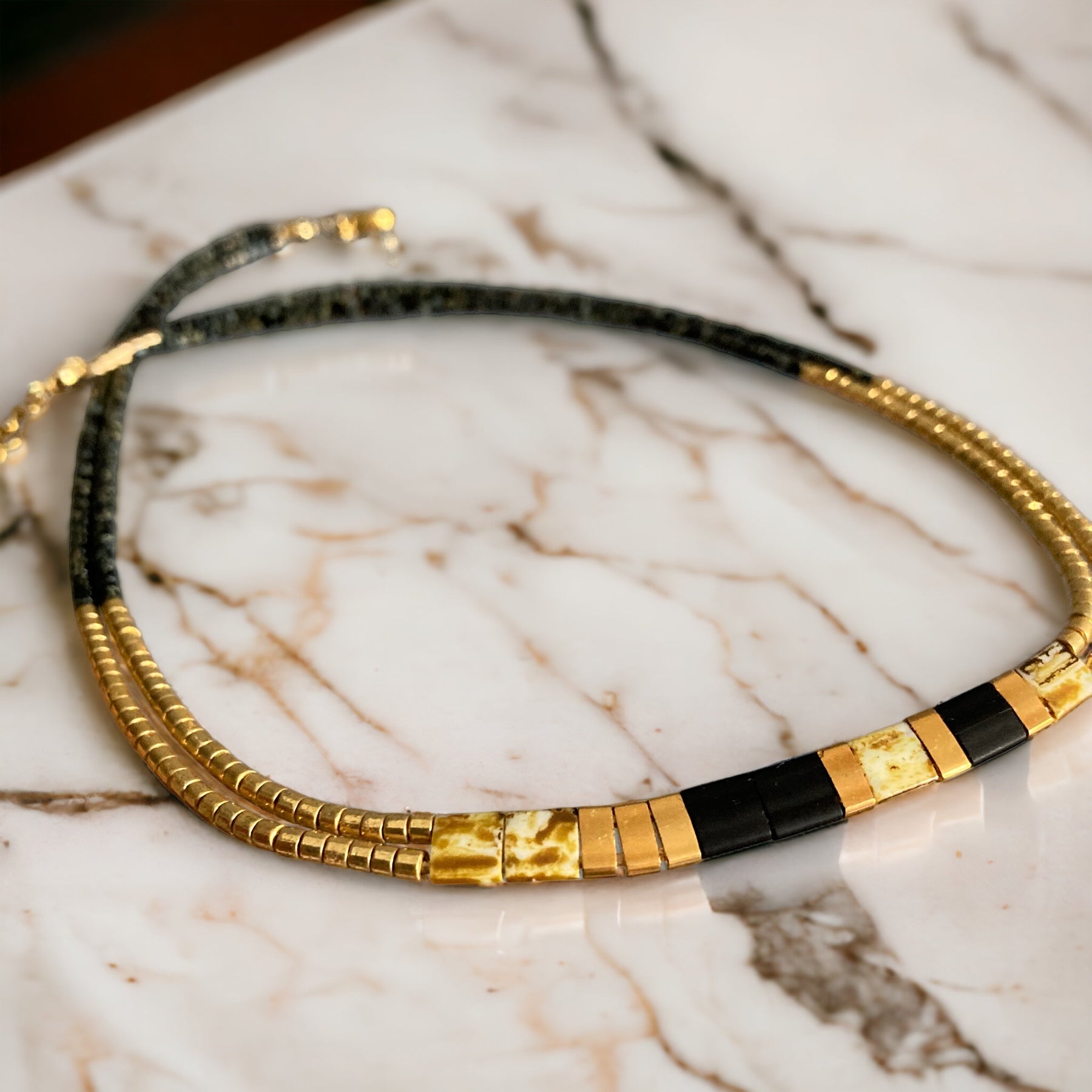 Double collier perles Miyuki plaqué or 24k et noir – collier fin bohème chic – acier inoxydable - Lagaleriepoetique